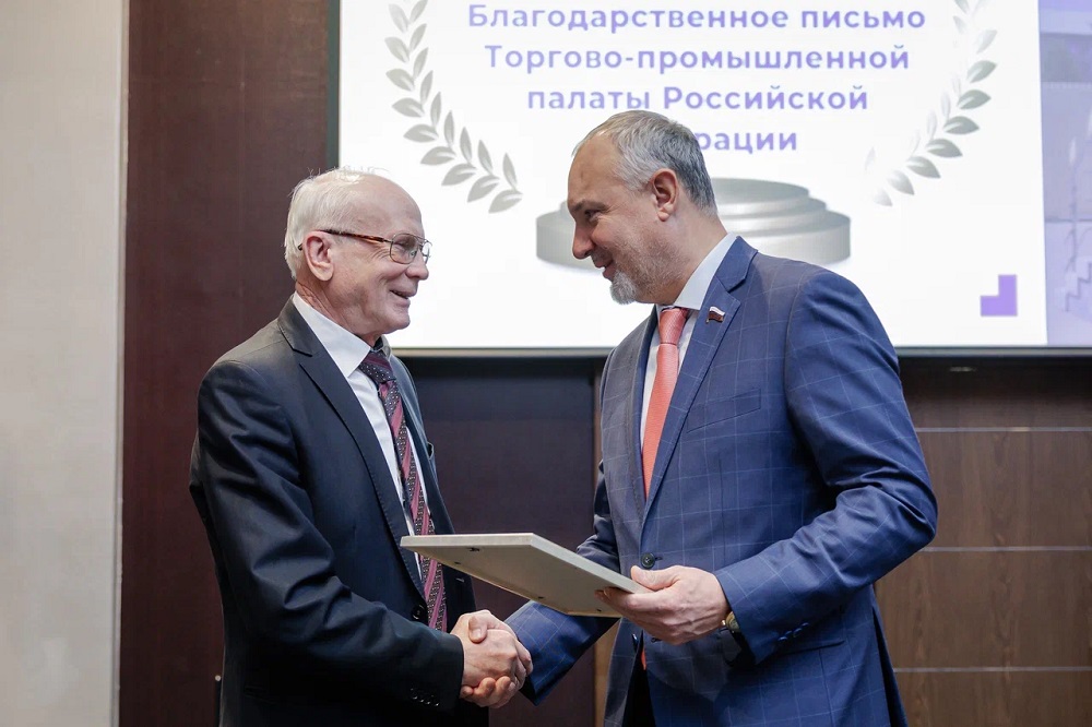 Федор Дегтярев вручает Благодарность ТПП России депутату ГД Владимиру Павлову.jpg