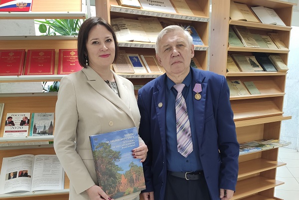 Вице-президент ЮУТПП Елена Дегтярева с автором книги Олегом Вепревым.jpg